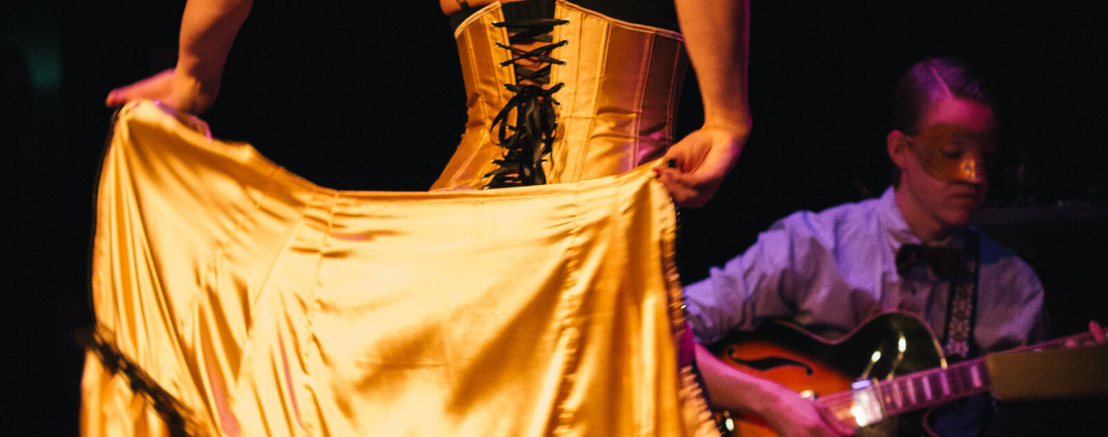 Burlesque with live music at Rauða Skáldahúsið