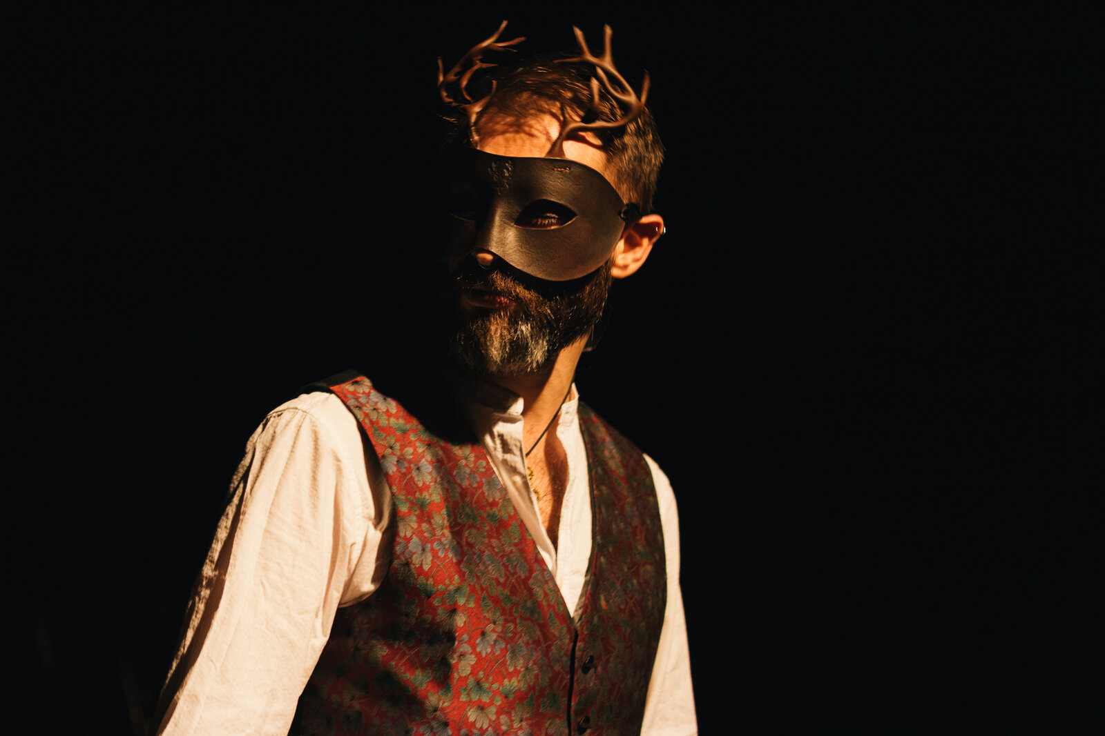 House poet Michaël Drake, Rauða Skáldahúsið